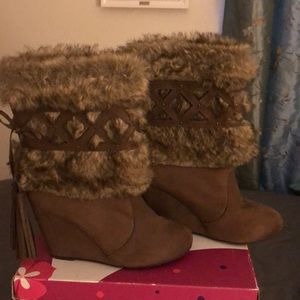 Fur trim booties w/ tassels